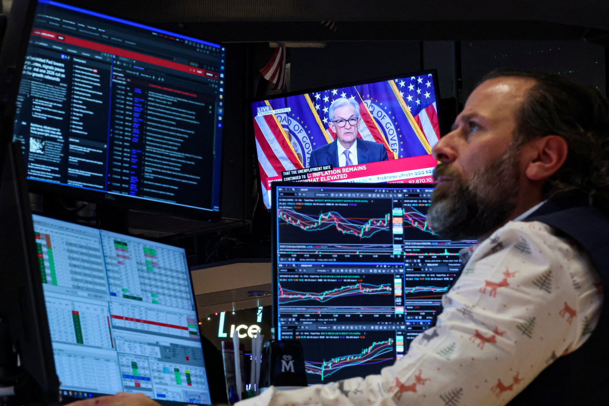 ▲뉴욕증권거래소에서 10일(현지시간) 트레이더가 주가를 살피고 있다. 뉴욕/로이터연합뉴스