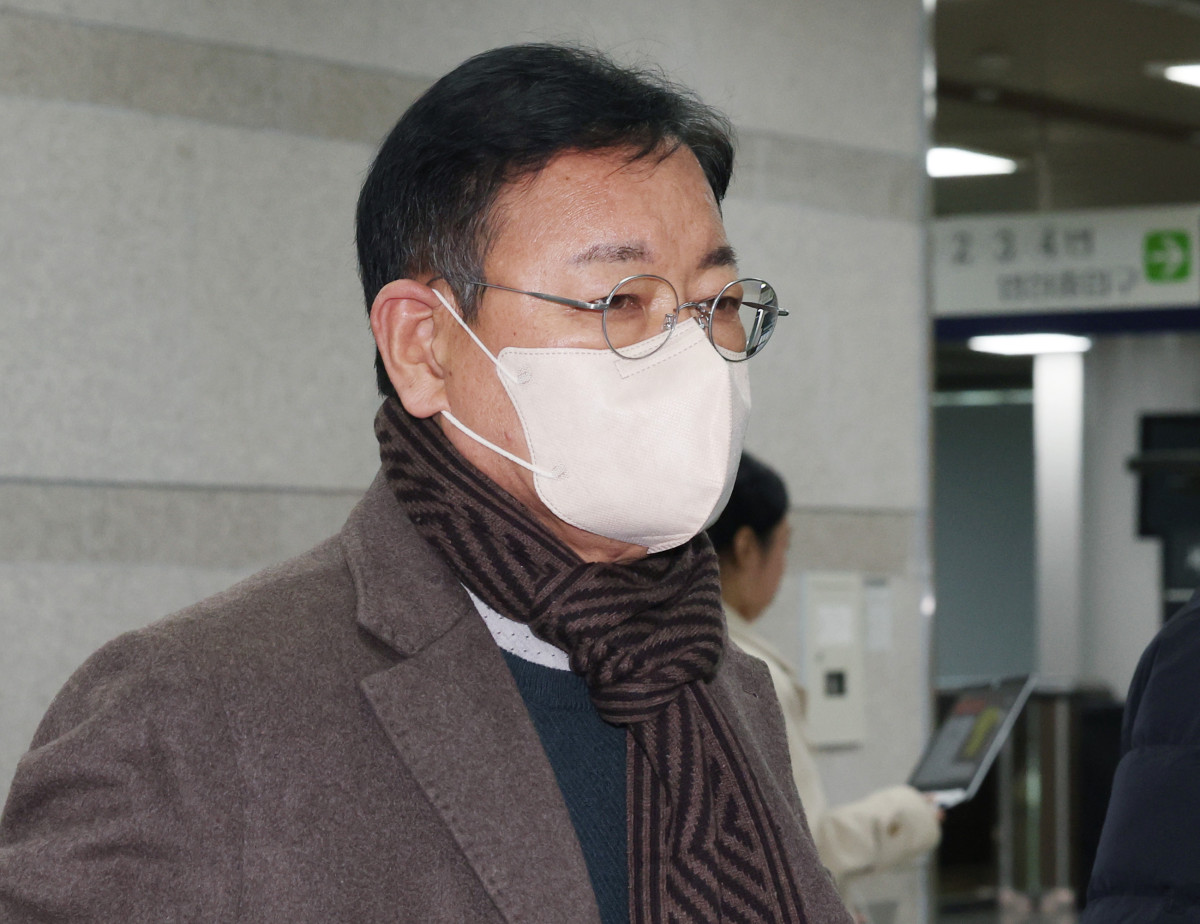 ▲쌍방울 대북송금 사건과 관련해 검찰의 회유로 증언을 바꿨다는 의혹을 받는 안부수 전 아태평화교류협회장이 10일 서울 서초구 서울중앙지방법원에서 열린 구속 전 피의자 심문(영장실질심사)에 출석하고 있다. (뉴시스)