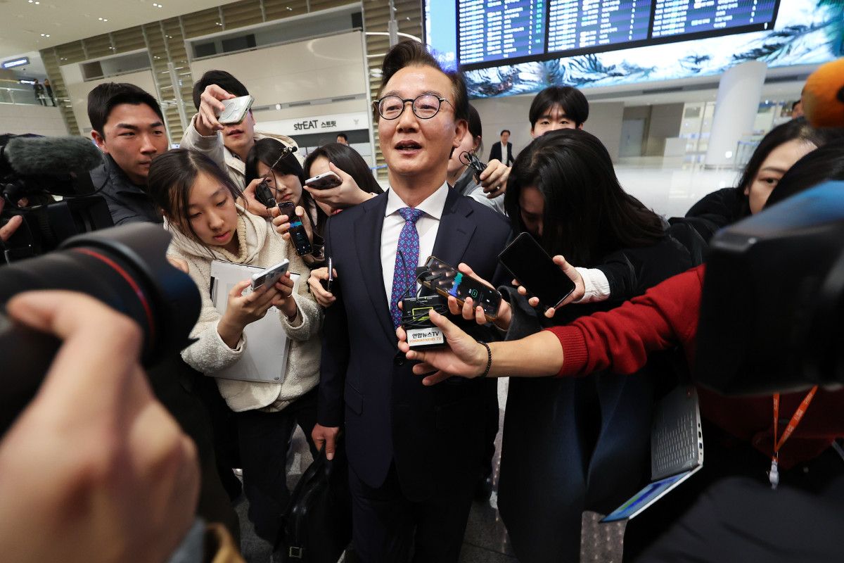 ▲전재수 해양수산부 장관이 11일 '유엔해양총회' 유치 활동을 마치고 귀국하며 취재진의 질문에 답변하고 있다. (연합뉴스)