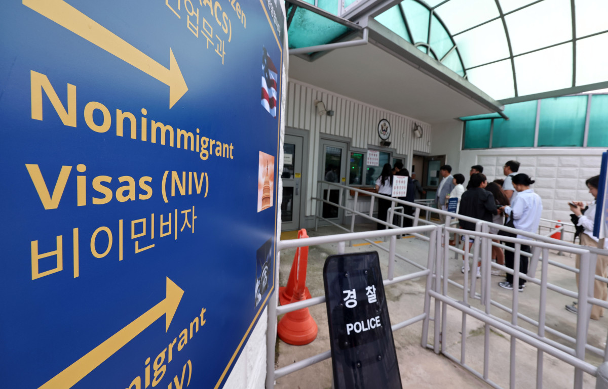 ▲서울 종로구 미국대사관 앞에서 비자를 발급받으려는 시민들이 줄을 서고 있다. (연합뉴스)