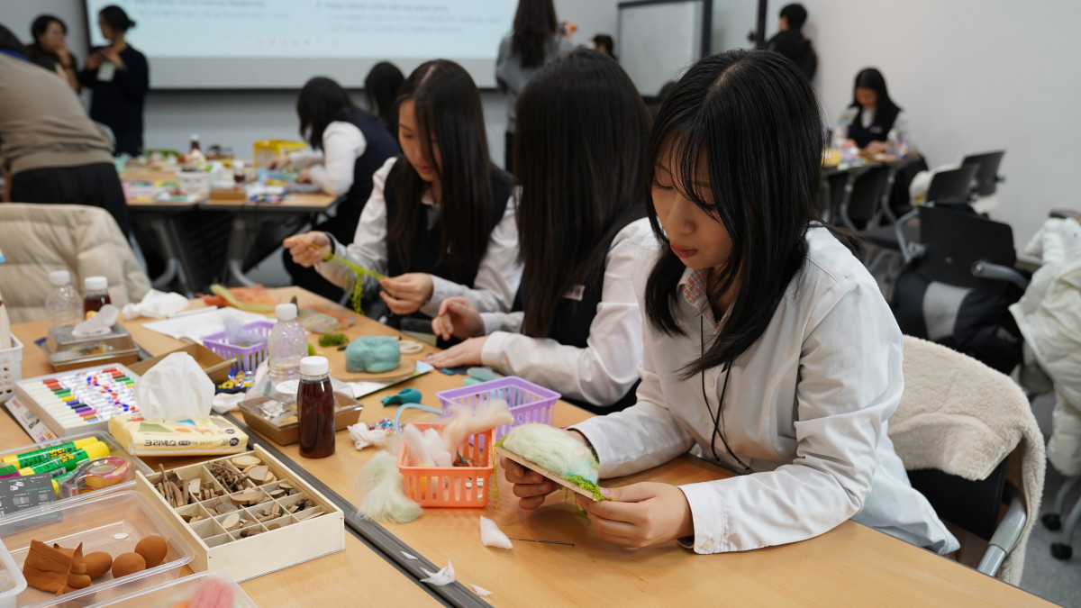 ▲GS칼텍스 예울마루 워크숍에서 학생들이 미술 활동을 통해 '나만의 섬'을 표현하고 있다. (사진제공=GS칼텍스)