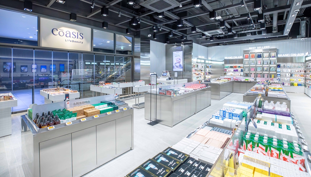 ▲현대홈쇼핑은 10일 경기도 남양주시에 위치한 현대프리미엄아울렛 스페이스원 1층에 150㎡ 크기의 뷰티 편집숍 '코아시스(Coasis)'를 열었다. (사진제공=현대홈쇼핑)