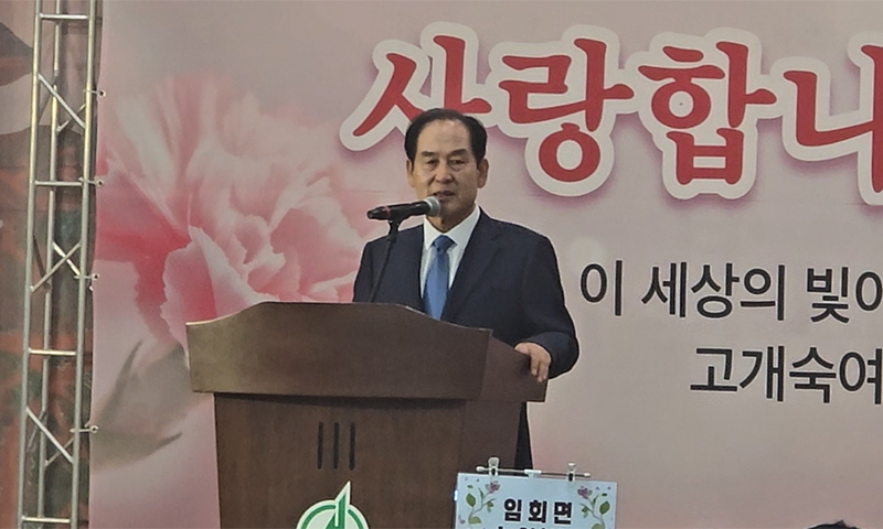 ▲김희수 전남 진도군수가 임회면 경로의 날 행사장에서 자신에 대한 수사 내용을 언급하며 억울함을 호소하고 있다. (사진제공=동영상 캡처)