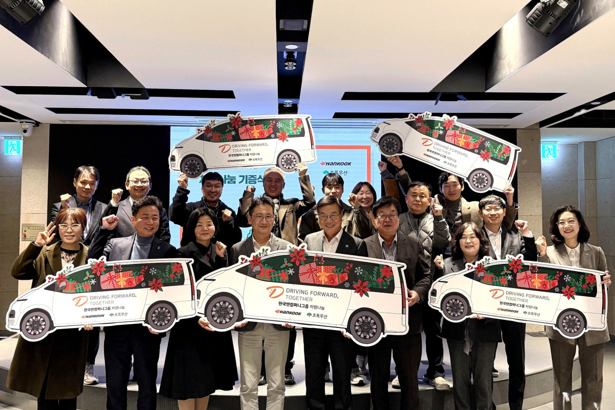 ▲10일 한국앤컴퍼니그룹 판교 본사 ‘테크노플렉스’에서 열린 ‘2025 차량나눔 기증식’에서 김준현 한국앤컴퍼니㈜ 경영총괄(가운데 좌측), 황영기 초록우산 회장(가운데 우측) 등 주요 관계자와 차량을 지원받은 사회복지시설 관계자들이 기념 촬영을 하고 있다. (사진=한국앤컴퍼니)