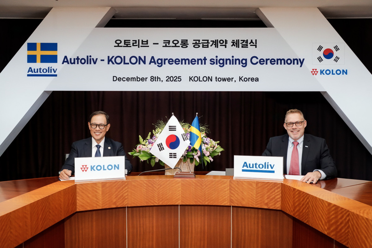 ▲허성 코오롱인더스트리 사장과 크리스티안 스완 오토리브 SCM 총괄 부사장이 계약을 체결하는 모습. (사진= 코오롱인더)