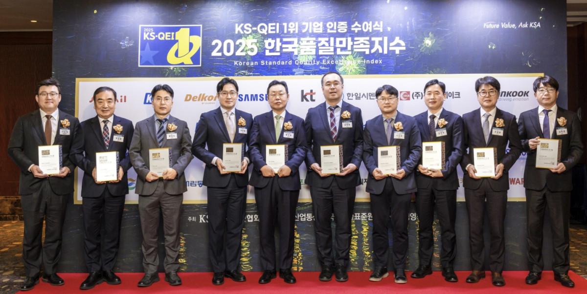 ▲‘2025 한국품질만족지수(KS-QEI)’ 1위 기업 인증 수여식에서 KCC, KCC글라스, KCC실리콘, KCC신한벽지 수상자들이 기념 사진을 촬영하고 있다. (사진제공=KCC)