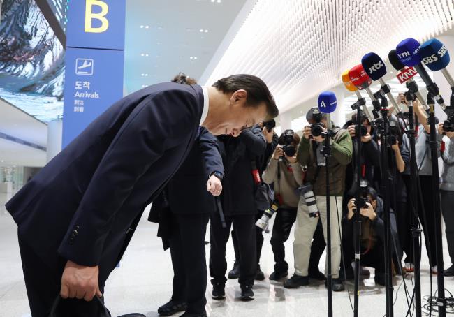 ▲전재수 해양수산부 장관이 귀국 후 사의를 표명하고 있다. (뉴시스)