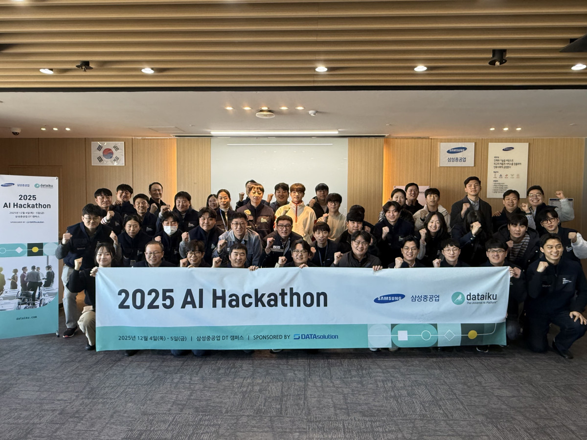 ▲삼성중공업과 데이터이쿠가 공동 개최한 '2025 AI 해커톤' 행사에서 참가자 및 관계자들이 포즈를 취하고 있다. (사진제공=데이터이쿠)