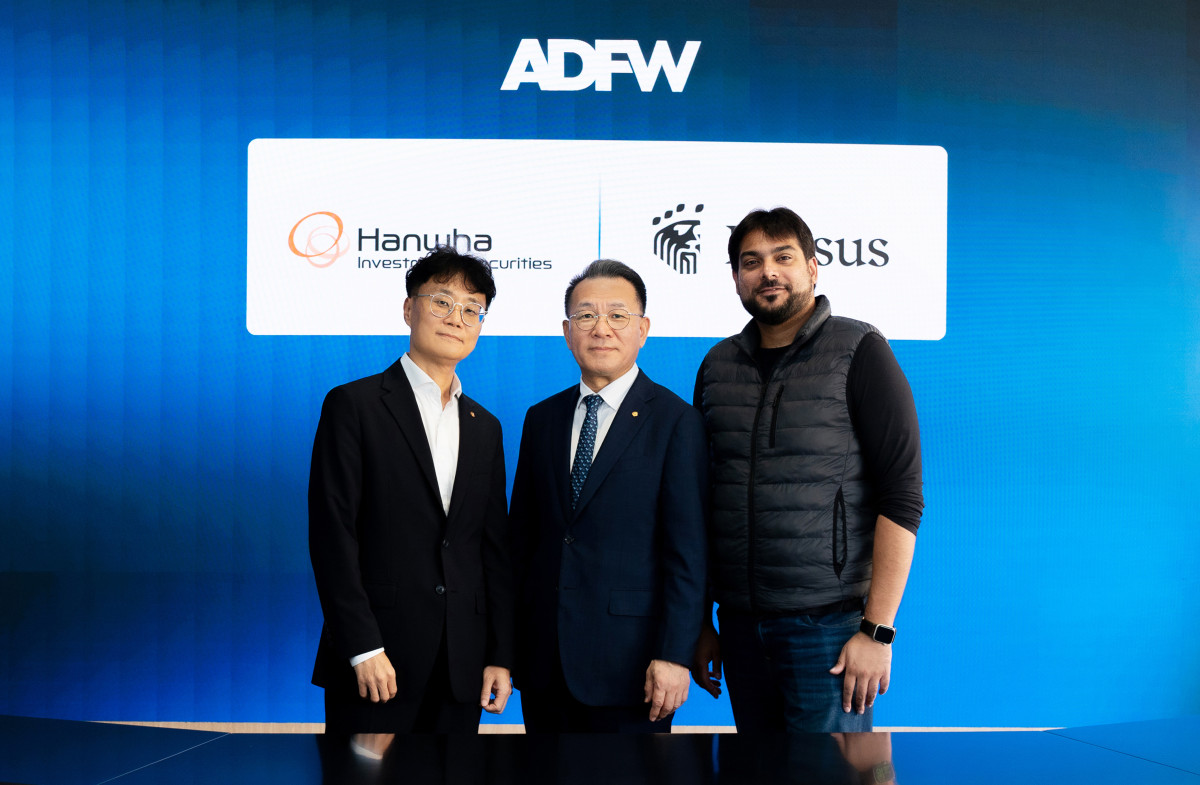 ▲장병호 한화투자증권 대표이사(가운데), 손종민 전무(왼쪽), 오메르 칸(Omer Khan) 크리서스(Kresus) CTO(오른쪽)가 ADFW 2025에서 MOU 체결후 기념 촬영을 하고 있다. (사진=한화투자증권)