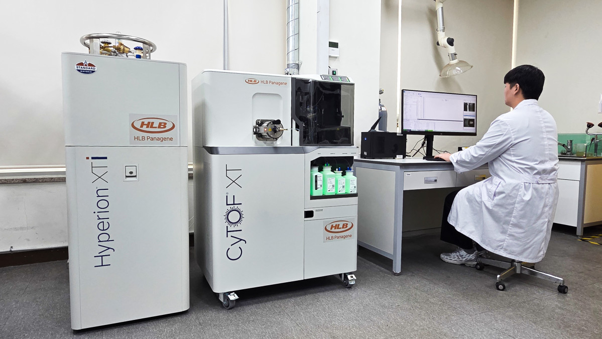▲HLB파나진의 연구원이 최근 설치를 완료한 공간단백체 분석 장비 ‘하이페리온 XTi 이미징 시스템(Hyperion XTi Imaging System)’을 사용하고 있다. (출처=HLB파나진)