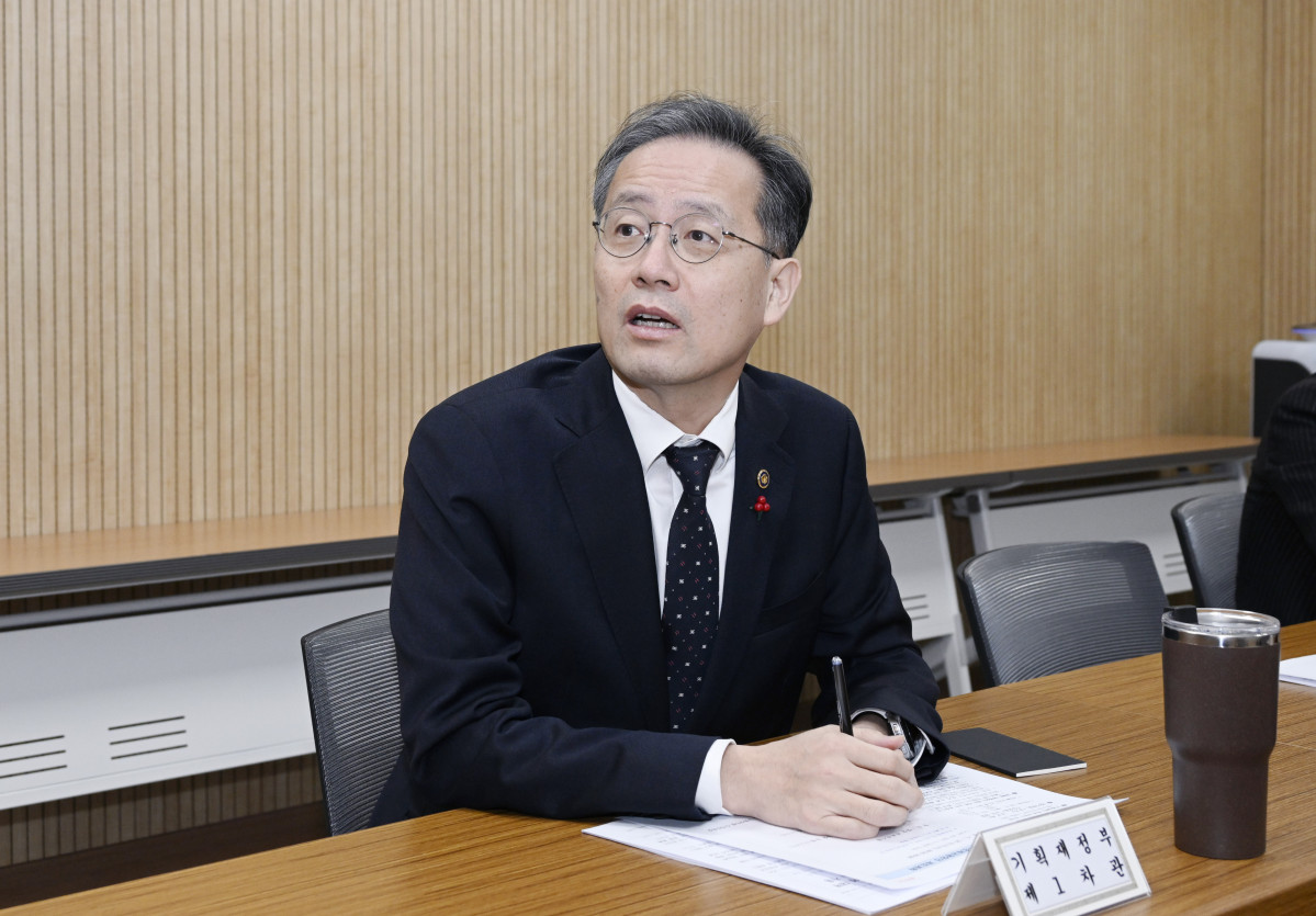 ▲이형일 기획재정부 차관이 12월 11일 오전 정부세종청사에서 화상으로 열린 '거시경제금융회의'를 주재하고 있다. (기획재정부)