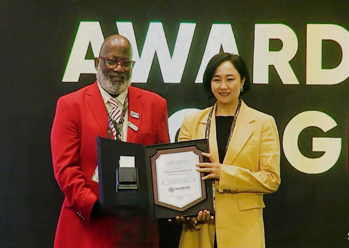 ▲김영민(오른쪽) 바야다홈헬스케어 대표가 ‘엑설런스 인 헬스케어 어워드’를 수상한 뒤 기념촬영을 하고 있다. (사진제공=바야다홈헬스케어)