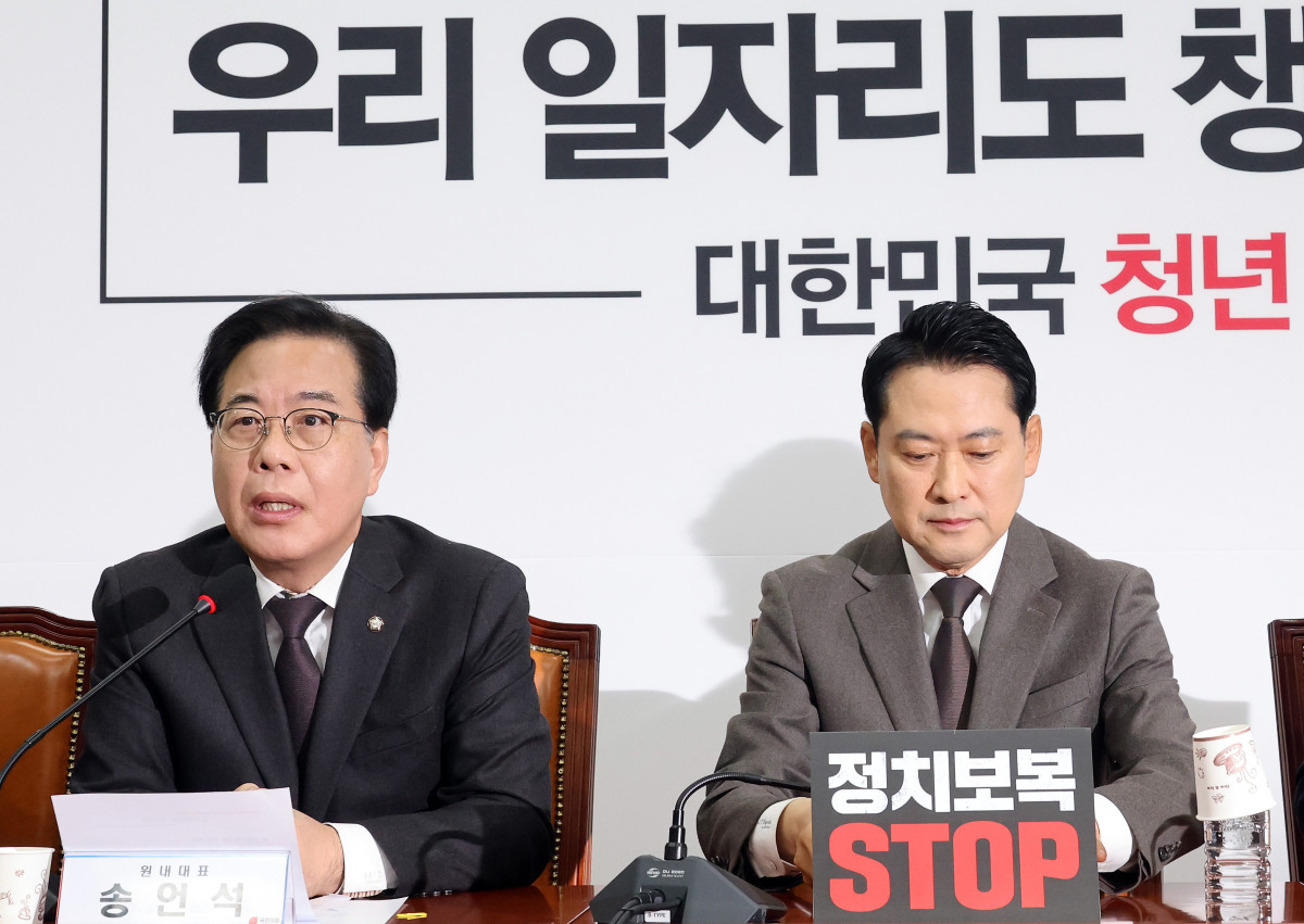 ▲국민의힘 송언석 원내대표(왼쪽)가 11일 국회에서 열린 최고위원회의에서 발언하고 있다. 송 원내대표 오른쪽은 장동혁 대표. 2025.12.11 (연합뉴스)