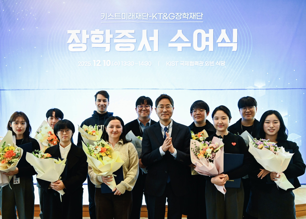 ▲KT&G장학재단이 KIST 미래재단과 지난 10일 과학인재 장학증서 수여식을 개최했다. 사진은 안홍필 KT&G장학재단 사무국장(앞줄 왼쪽에서 4번째)이 과학인재 장학생들과 기념촬영을 하고 있는 모습. (사진제공=KT&G)