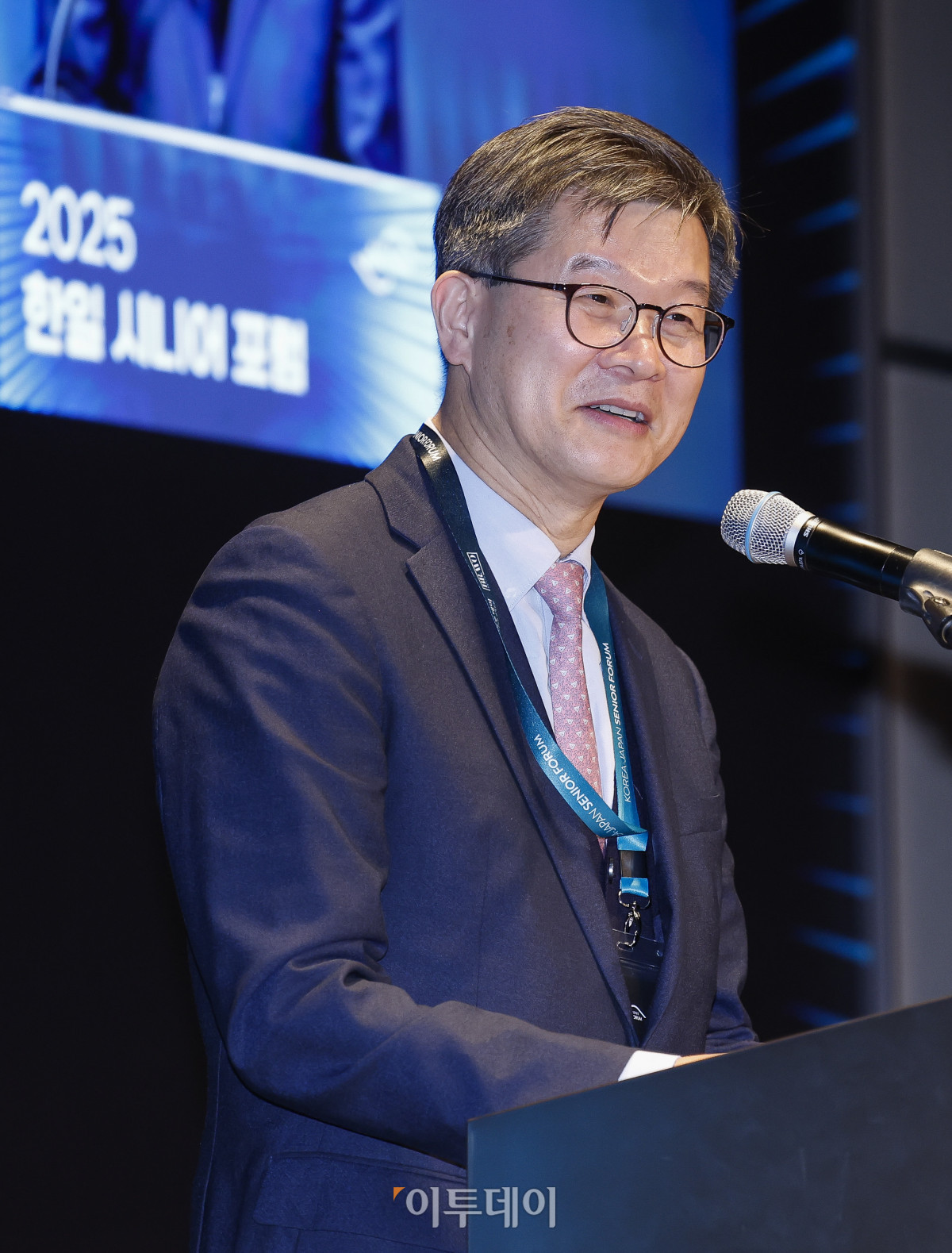 ▲한일시니어포럼 조직위원장인 이기일 전 보건복지부 차관이 11일 서울 강남구 웨스틴 서울 파르나스 아틀라스홀에서 열린 2025 한일 시니어 포럼에서 환영사를 하고 있다. 이투데이가 주최하고 이투데이피앤씨와 브라보마이라이프가 주관하는 한일 시니어포럼은 시니어 이코노미를 핵심 주제로, 양국의 정책적 과제와 산업적 해법을 심도 있게 논의하는 국제 교류의 장으로서 시니어 비즈니스가 미래 성장을 견인하는 주체임을 강조하며, 생태계 활성화를 위한 정책·비즈니스·기술·문화 전반에서 필요한 혁신과 전환점을 모색한다. 조현호 기자 hyunho@