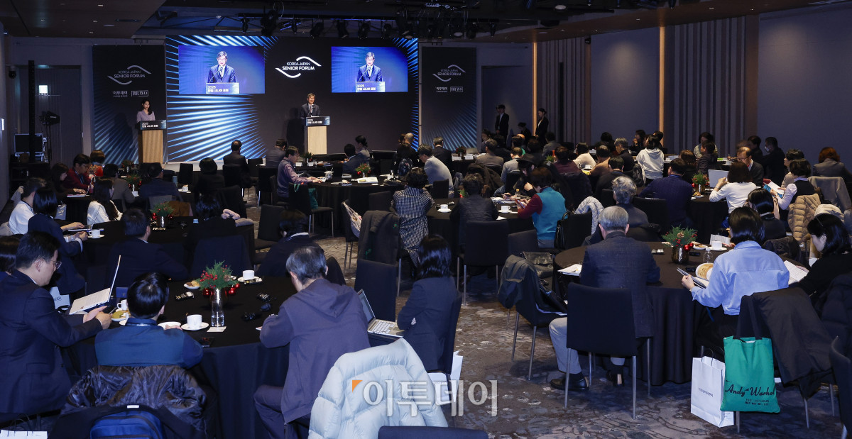 ▲한일시니어포럼 조직위원장인 이기일 전 보건복지부 차관이 11일 서울 강남구 웨스틴 서울 파르나스 아틀라스홀에서 열린 2025 한일 시니어 포럼에서 환영사를 하고 있다. 이투데이가 주최하고 이투데이피앤씨와 브라보마이라이프가 주관하는 한일 시니어포럼은 시니어 이코노미를 핵심 주제로, 양국의 정책적 과제와 산업적 해법을 심도 있게 논의하는 국제 교류의 장으로서 시니어 비즈니스가 미래 성장을 견인하는 주체임을 강조하며, 생태계 활성화를 위한 정책·비즈니스·기술·문화 전반에서 필요한 혁신과 전환점을 모색한다. 조현호 기자 hyunho@