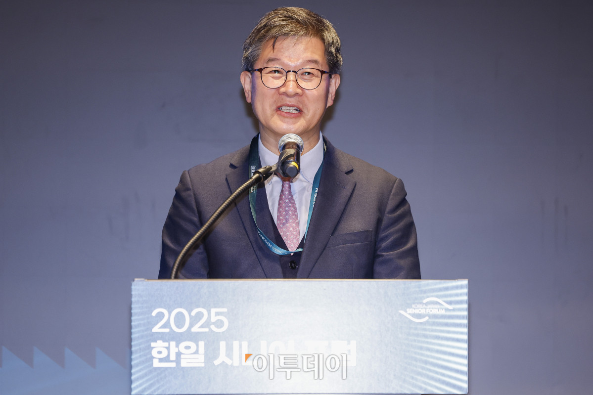 ▲한일시니어포럼 조직위원장인 이기일 전 보건복지부 차관이 11일 서울 강남구 웨스틴 서울 파르나스 아틀라스홀에서 열린 2025 한일 시니어 포럼에서 환영사를 하고 있다. 이투데이가 주최하고 이투데이피앤씨와 브라보마이라이프가 주관하는 한일 시니어포럼은 시니어 이코노미를 핵심 주제로, 양국의 정책적 과제와 산업적 해법을 심도 있게 논의하는 국제 교류의 장으로서 시니어 비즈니스가 미래 성장을 견인하는 주체임을 강조하며, 생태계 활성화를 위한 정책·비즈니스·기술·문화 전반에서 필요한 혁신과 전환점을 모색한다. 조현호 기자 hyunho@