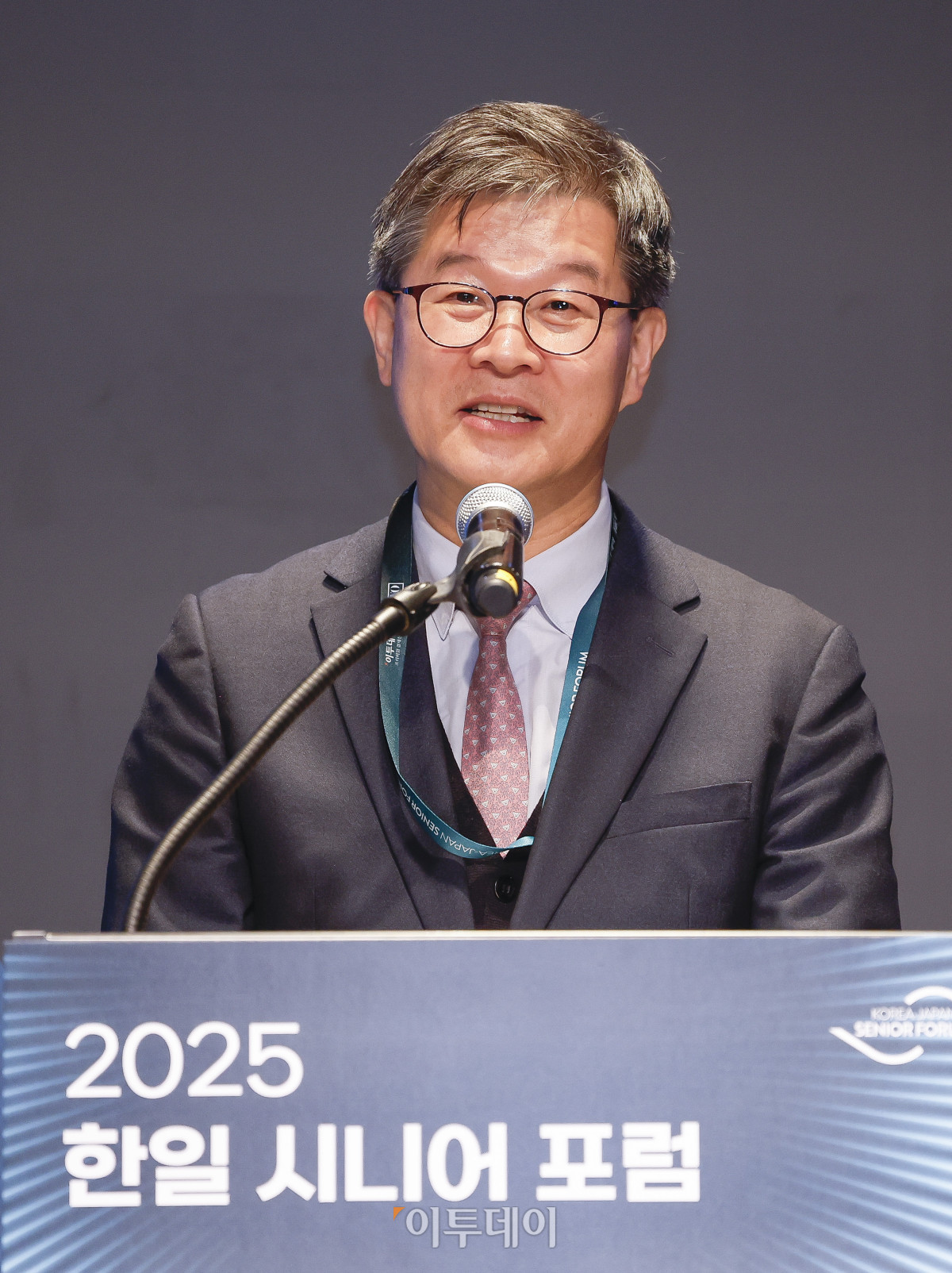 ▲한일시니어포럼 조직위원장인 이기일 전 보건복지부 차관이 11일 서울 강남구 웨스틴 서울 파르나스 아틀라스홀에서 열린 2025 한일 시니어 포럼에서 환영사를 하고 있다. 이투데이가 주최하고 이투데이피앤씨와 브라보마이라이프가 주관하는 한일 시니어포럼은 시니어 이코노미를 핵심 주제로, 양국의 정책적 과제와 산업적 해법을 심도 있게 논의하는 국제 교류의 장으로서 시니어 비즈니스가 미래 성장을 견인하는 주체임을 강조하며, 생태계 활성화를 위한 정책·비즈니스·기술·문화 전반에서 필요한 혁신과 전환점을 모색한다. 조현호 기자 hyunho@