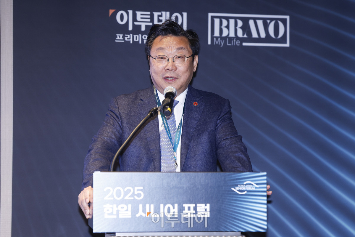 ▲주형환 저출산고령사회위원회 부위원자이 11일 서울 강남구 웨스틴 서울 파르나스 아틀라스홀에서 열린 2025 한일 시니어 포럼에서 인구변화 및 초고령사회 대응을 위한 한일 협력과 기회를 주제로 기조강연을 하고 있다. 이투데이가 주최하고 이투데이피앤씨와 브라보마이라이프가 주관하는 한일 시니어포럼은 시니어 이코노미를 핵심 주제로, 양국의 정책적 과제와 산업적 해법을 심도 있게 논의하는 국제 교류의 장으로서 시니어 비즈니스가 미래 성장을 견인하는 주체임을 강조하며, 생태계 활성화를 위한 정책·비즈니스·기술·문화 전반에서 필요한 혁신과 전환점을 모색한다. 조현호 기자 hyunho@