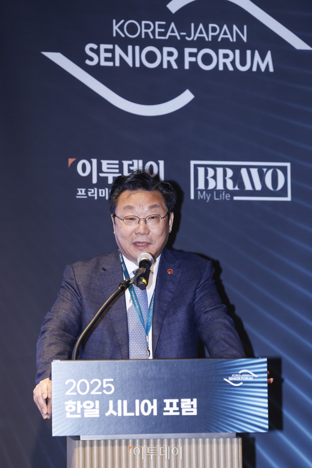 ▲주형환 저출산고령사회위원회 부위원자이 11일 서울 강남구 웨스틴 서울 파르나스 아틀라스홀에서 열린 2025 한일 시니어 포럼에서 인구변화 및 초고령사회 대응을 위한 한일 협력과 기회를 주제로 기조강연을 하고 있다. 이투데이가 주최하고 이투데이피앤씨와 브라보마이라이프가 주관하는 한일 시니어포럼은 시니어 이코노미를 핵심 주제로, 양국의 정책적 과제와 산업적 해법을 심도 있게 논의하는 국제 교류의 장으로서 시니어 비즈니스가 미래 성장을 견인하는 주체임을 강조하며, 생태계 활성화를 위한 정책·비즈니스·기술·문화 전반에서 필요한 혁신과 전환점을 모색한다. 조현호 기자 hyunho@