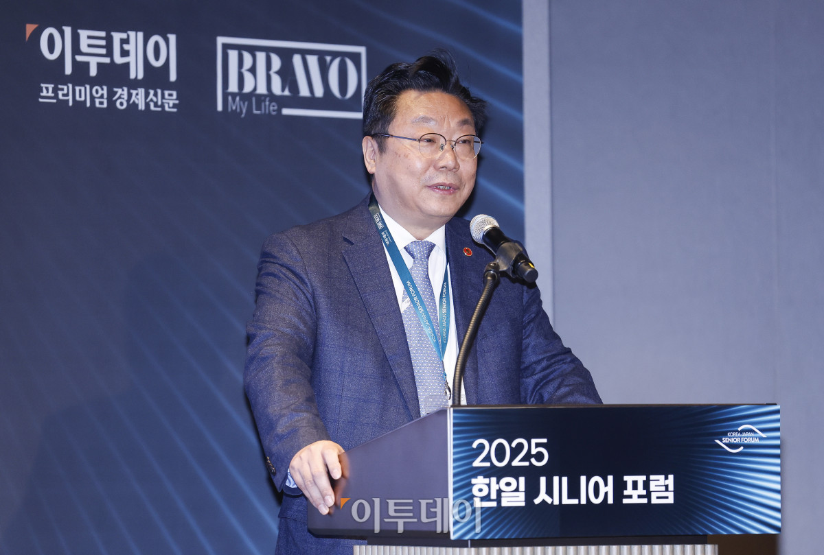 ▲주형환 저출산고령사회위원회 부위원자이 11일 서울 강남구 웨스틴 서울 파르나스 아틀라스홀에서 열린 2025 한일 시니어 포럼에서 인구변화 및 초고령사회 대응을 위한 한일 협력과 기회를 주제로 기조강연을 하고 있다. 이투데이가 주최하고 이투데이피앤씨와 브라보마이라이프가 주관하는 한일 시니어포럼은 시니어 이코노미를 핵심 주제로, 양국의 정책적 과제와 산업적 해법을 심도 있게 논의하는 국제 교류의 장으로서 시니어 비즈니스가 미래 성장을 견인하는 주체임을 강조하며, 생태계 활성화를 위한 정책·비즈니스·기술·문화 전반에서 필요한 혁신과 전환점을 모색한다. 조현호 기자 hyunho@