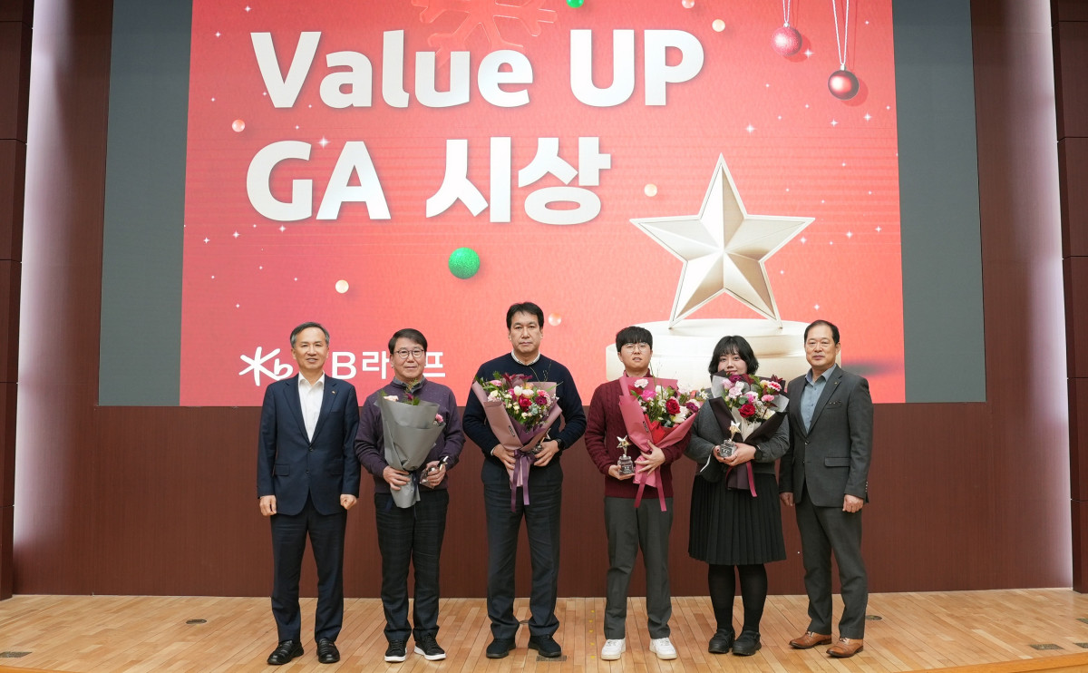 ▲정문철 KB라이프 사장(왼쪽 첫 번째)과 기형서 소비자보호본부 부사장(오른쪽 첫 번째)이 12월 10일 KB라이프타워에서 우수 GA 수상자들과 함께 기념사진을 촬영하고 있다. (제공 KB라이프)