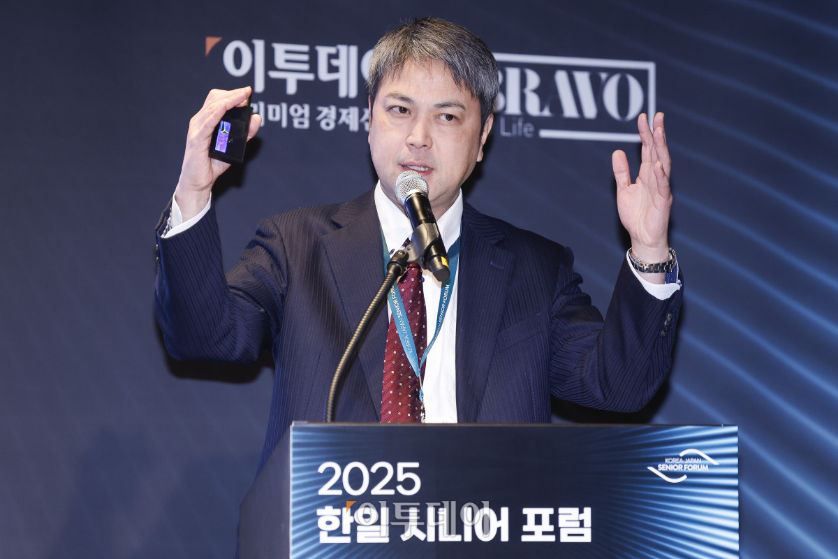 ▲마에다 노부히로 닛세이기초연구소 상석연구원이 11일 서울 강남구 웨스틴 서울 파르나스 아틀라스홀에서 열린 2025 한일 시니어 포럼에서 초고령사회의 과제를 해결하려는 지속가능한 비즈니스와 혁신을 주제로 특별강연을 하고 있다. 이투데이가 주최하고 이투데이피앤씨와 브라보마이라이프가 주관하는 한일 시니어포럼은 시니어 이코노미를 핵심 주제로, 양국의 정책적 과제와 산업적 해법을 심도 있게 논의하는 국제 교류의 장으로서 시니어 비즈니스가 미래 성장을 견인하는 주체임을 강조하며, 생태계 활성화를 위한 정책·비즈니스·기술·문화 전반에서 필요한 혁신과 전환점을 모색한다. 조현호 기자 hyunho@