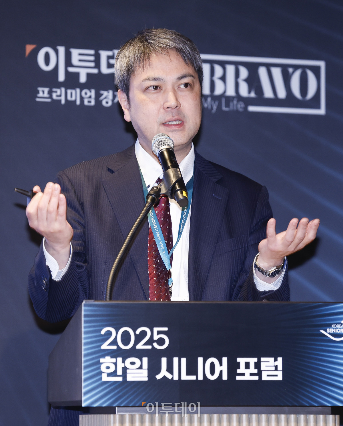 ▲마에다 노부히로 닛세이기초연구소 상석연구원이 11일 서울 강남구 웨스틴 서울 파르나스 아틀라스홀에서 열린 2025 한일 시니어 포럼에서 초고령사회의 과제를 해결하려는 지속가능한 비즈니스와 혁신을 주제로 특별강연을 하고 있다. 이투데이가 주최하고 이투데이피앤씨와 브라보마이라이프가 주관하는 한일 시니어포럼은 시니어 이코노미를 핵심 주제로, 양국의 정책적 과제와 산업적 해법을 심도 있게 논의하는 국제 교류의 장으로서 시니어 비즈니스가 미래 성장을 견인하는 주체임을 강조하며, 생태계 활성화를 위한 정책·비즈니스·기술·문화 전반에서 필요한 혁신과 전환점을 모색한다. 조현호 기자 hyunho@