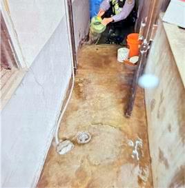 ▲6일 장애인이 거주하는 남가좌동의 한 반지하가구에 수도 배관 파열로 침수가 발생한 모습. 서대문구의 ‘반지하가구 스마트 안전관리 서비스’로 피해를 최소화했다. (사진제공=서대문구)