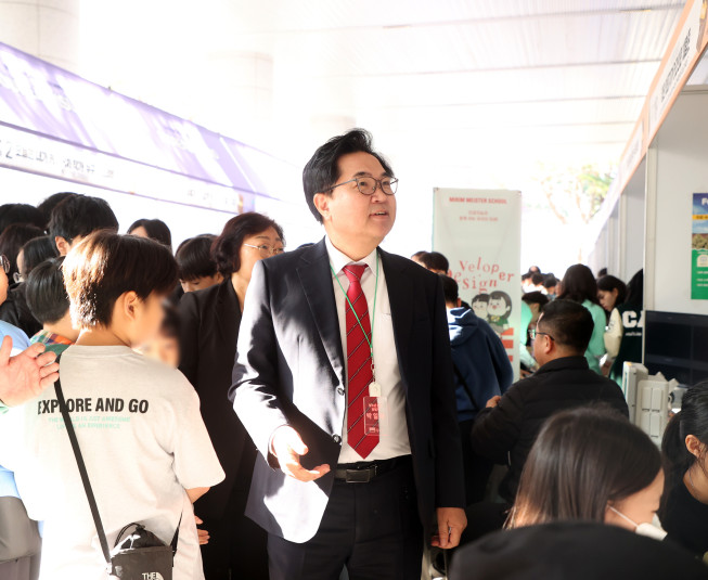 ▲박일하 동작구청장이 11월 동작구청에서 열린 '청소년 진로박람회'에 참석해 부스를 둘러보고 있다. (사진제공=동작구)