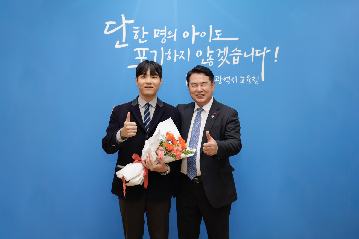 ▲이정선 광주시교육감이 9일 광주시교육청 교육감실에서 2026학년도 수능시험 만점자인 광주서석고 3학년 최장우 학생을 초청해 축하하고 있다. (사진제공=광주광역시교육청)