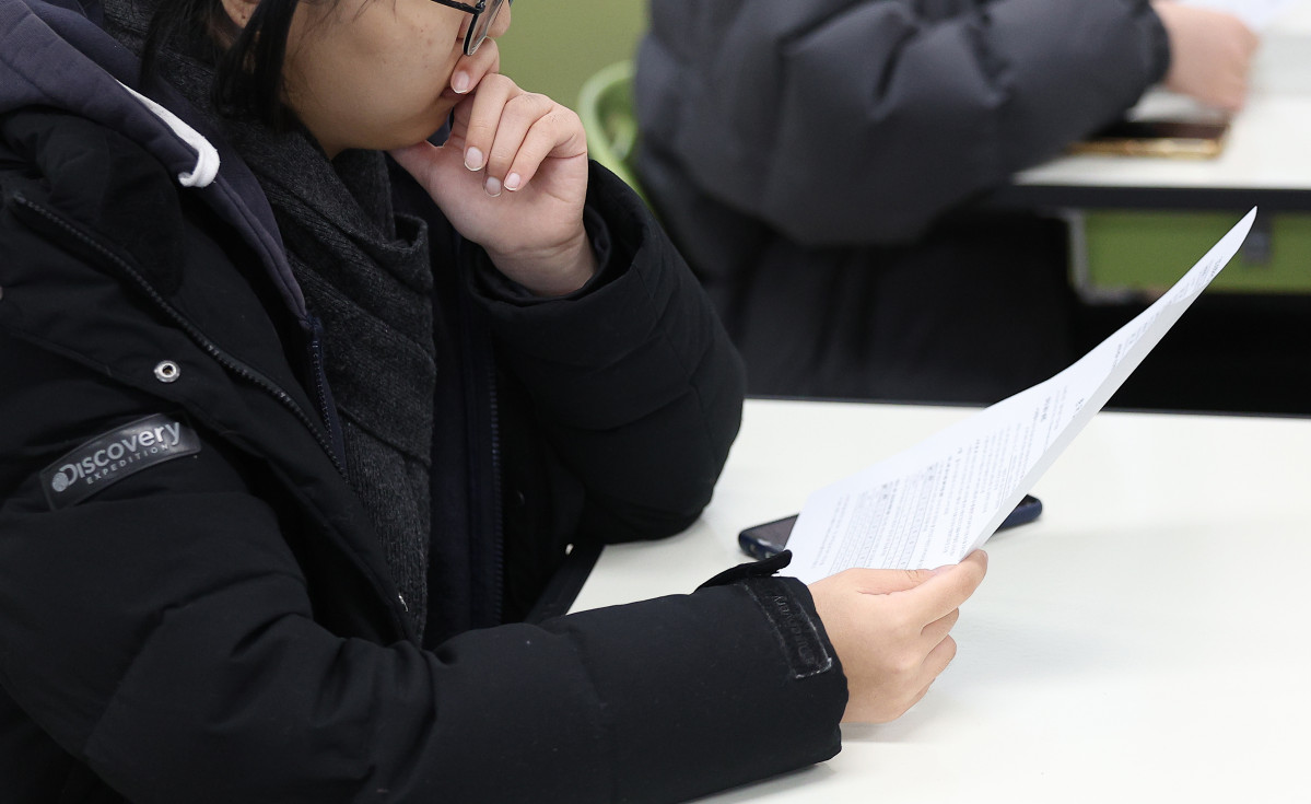 ▲2026학년도 대학수학능력시험(수능) 성적표 배부일인 5일 대구여자고등학교 3학년 교실에서 수험생이 수능 성적표를 확인하고 있다. (연합뉴스)