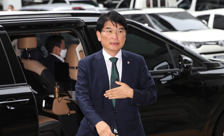 ▲ ‘보좌진 성추행 혐의’ 박완주 전 더불어민주당 의원이 2023년 8월 30일 서울 양천구 서울남부지방법원에서 열린 1차 공판에 출석하고 있다. (뉴시스)