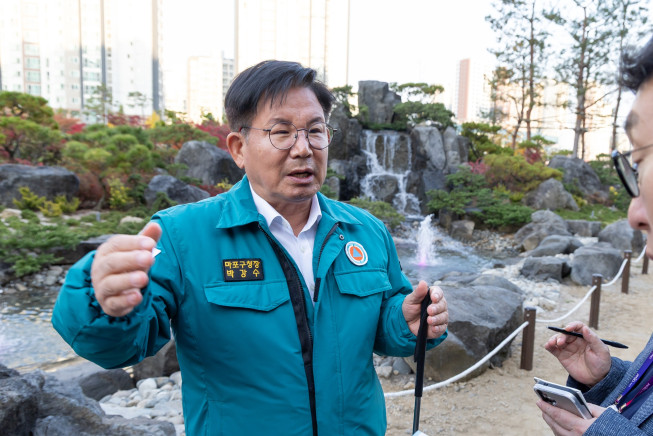 ▲박강수 마포구청장이 선형의 숲 인공폭포를 설명하고 있다. (사진제공=마포구)