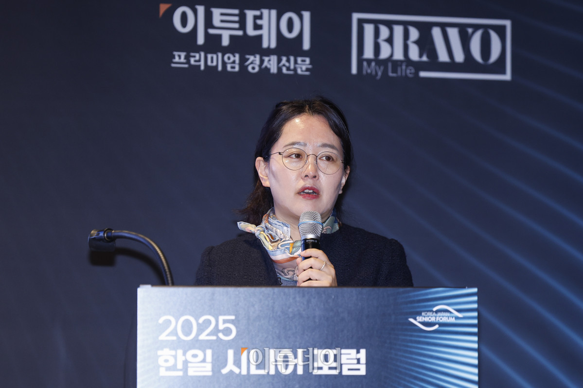 ▲문여정 IMM 인베스트먼트 전무가 11일 서울 강남구 웨스틴 서울 파르나스 아틀라스홀에서 열린 2025 한일 시니어 포럼에서 초고령xAI 시대, 새로운 비즈니스: 한일 시니어산업 동향과 기회를 주제로 특별강연을 하고 있다. 이투데이가 주최하고 이투데이피앤씨와 브라보마이라이프가 주관하는 한일 시니어 포럼은 시니어 이코노미를 핵심 주제로, 양국의 정책적 과제와 산업적 해법을 심도 있게 논의하는 국제 교류의 장으로서 시니어 비즈니스가 미래 성장을 견인하는 주체임을 강조하며, 생태계 활성화를 위한 정책·비즈니스·기술·문화 전반에서 필요한 혁신과 전환점을 모색한다. 조현호 기자 hyunho@