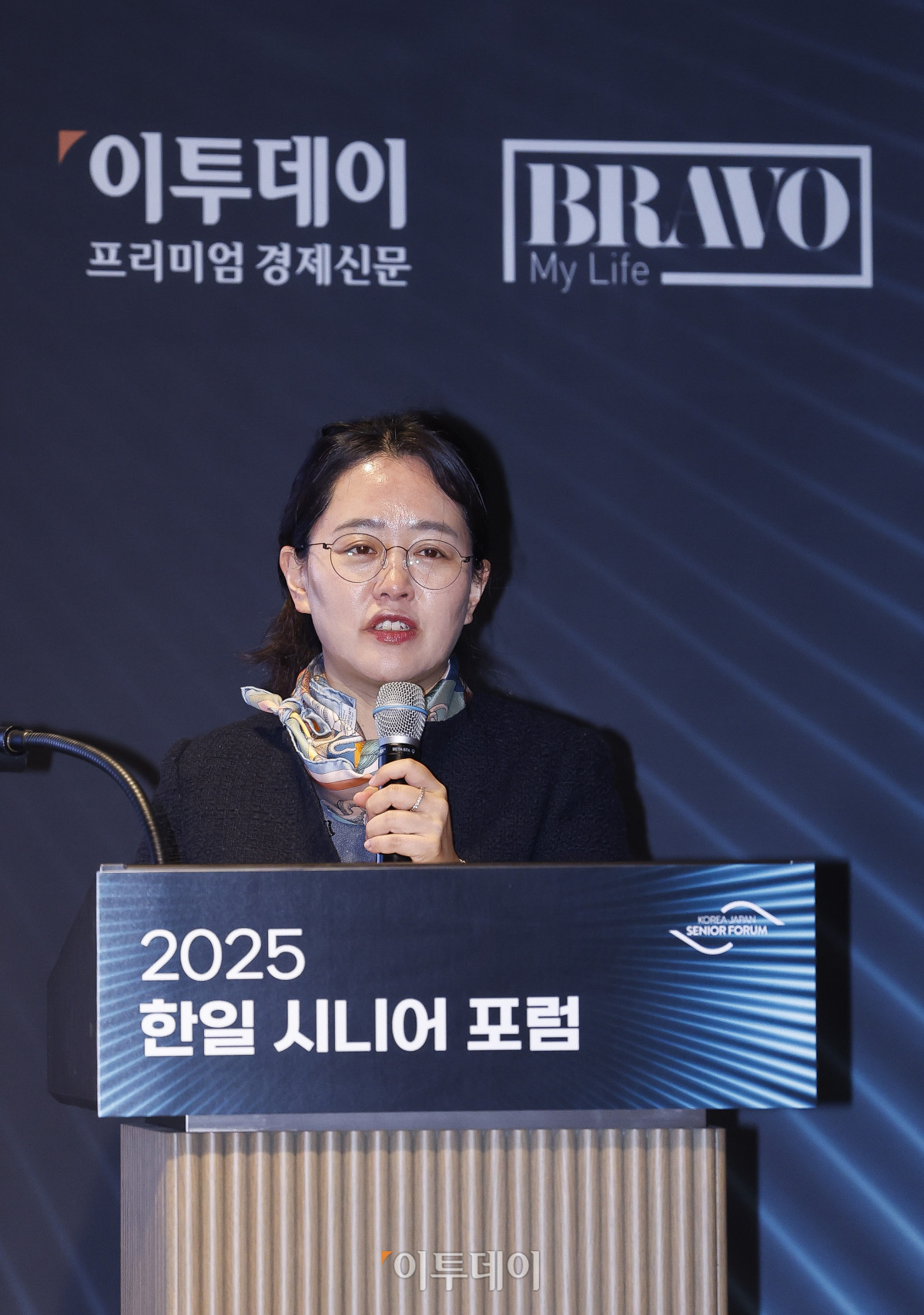 ▲문여정 IMM 인베스트먼트 전무가 11일 서울 강남구 웨스틴 서울 파르나스 아틀라스홀에서 열린 2025 한일 시니어 포럼에서 초고령xAI 시대, 새로운 비즈니스: 한일 시니어산업 동향과 기회를 주제로 특별강연을 하고 있다. 이투데이가 주최하고 이투데이피앤씨와 브라보마이라이프가 주관하는 한일 시니어 포럼은 시니어 이코노미를 핵심 주제로, 양국의 정책적 과제와 산업적 해법을 심도 있게 논의하는 국제 교류의 장으로서 시니어 비즈니스가 미래 성장을 견인하는 주체임을 강조하며, 생태계 활성화를 위한 정책·비즈니스·기술·문화 전반에서 필요한 혁신과 전환점을 모색한다. 조현호 기자 hyunho@