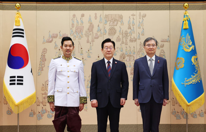 ▲이재명 대통령이 11일 용산 대통령실에서 열린 주한대사 신임장 제정식에서 쿠언 폰러타낙 주한 캄보디아 대사로부터 신임장을 받은 뒤 기념 촬영을 하고 있다. 오른쪽은 조현 외교부 장관. (연합뉴스)