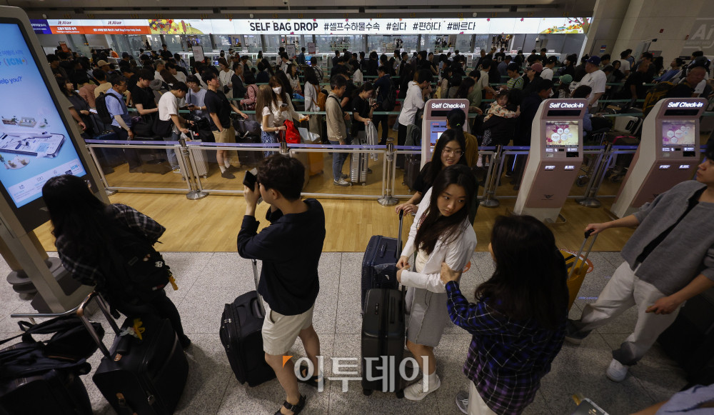 ▲인천국제공항 제1여객터미널이 이용객들로 붐비고 있다. 조현호 기자 hyunho@