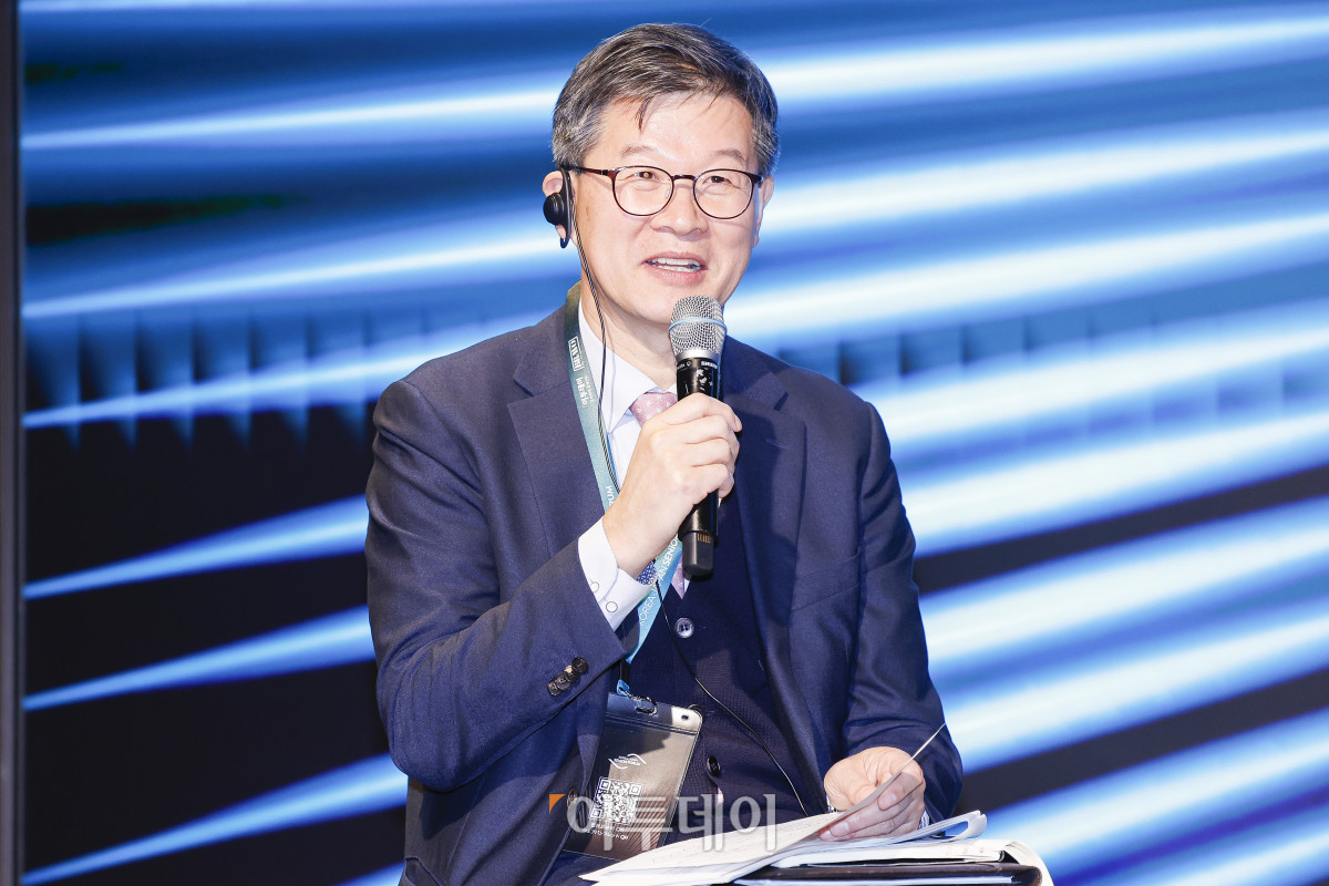 ▲좌장을 맡은 이기일 서울시립대 도시보건대학원장이 11일 서울 강남구 웨스틴 서울 파르나스 아틀라스홀에서 열린 2025 한일 시니어 포럼에서 패널토론을 진행하고 있다. 이투데이가 주최하고 이투데이피앤씨와 브라보마이라이프가 주관하는 한일 시니어포럼은 시니어 이코노미를 핵심 주제로, 양국의 정책적 과제와 산업적 해법을 심도 있게 논의하는 국제 교류의 장으로서 시니어 비즈니스가 미래 성장을 견인하는 주체임을 강조하며, 생태계 활성화를 위한 정책·비즈니스·기술·문화 전반에서 필요한 혁신과 전환점을 모색한다. 조현호 기자 hyunho@