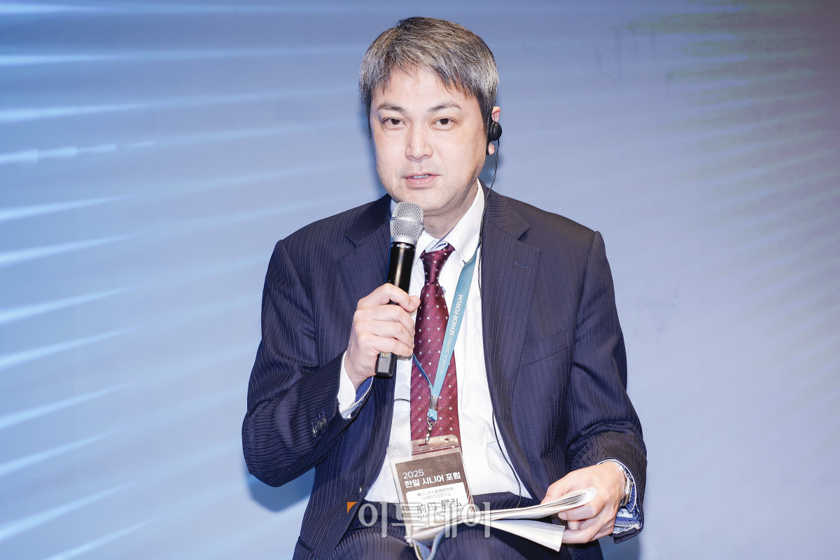 ▲마에다 노부히로 닛세이기초연구소 상석연구원이 11일 서울 강남구 웨스틴 서울 파르나스 아틀라스홀에서 열린 2025 한일 시니어 포럼에서 패널토론을 하고 있다. 이투데이가 주최하고 이투데이피앤씨와 브라보마이라이프가 주관하는 한일 시니어포럼은 시니어 이코노미를 핵심 주제로, 양국의 정책적 과제와 산업적 해법을 심도 있게 논의하는 국제 교류의 장으로서 시니어 비즈니스가 미래 성장을 견인하는 주체임을 강조하며, 생태계 활성화를 위한 정책·비즈니스·기술·문화 전반에서 필요한 혁신과 전환점을 모색한다. 조현호 기자 hyunho@