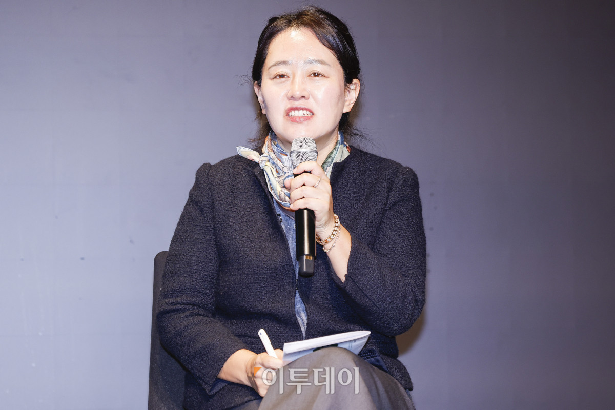 ▲문여정 IMM 인베스트먼트 전무가 11일 서울 강남구 웨스틴 서울 파르나스 아틀라스홀에서 열린 2025 한일 시니어 포럼에서 패널토론을 하고 있다. 이투데이가 주최하고 이투데이피앤씨와 브라보마이라이프가 주관하는 한일 시니어포럼은 시니어 이코노미를 핵심 주제로, 양국의 정책적 과제와 산업적 해법을 심도 있게 논의하는 국제 교류의 장으로서 시니어 비즈니스가 미래 성장을 견인하는 주체임을 강조하며, 생태계 활성화를 위한 정책·비즈니스·기술·문화 전반에서 필요한 혁신과 전환점을 모색한다. 조현호 기자 hyunho@