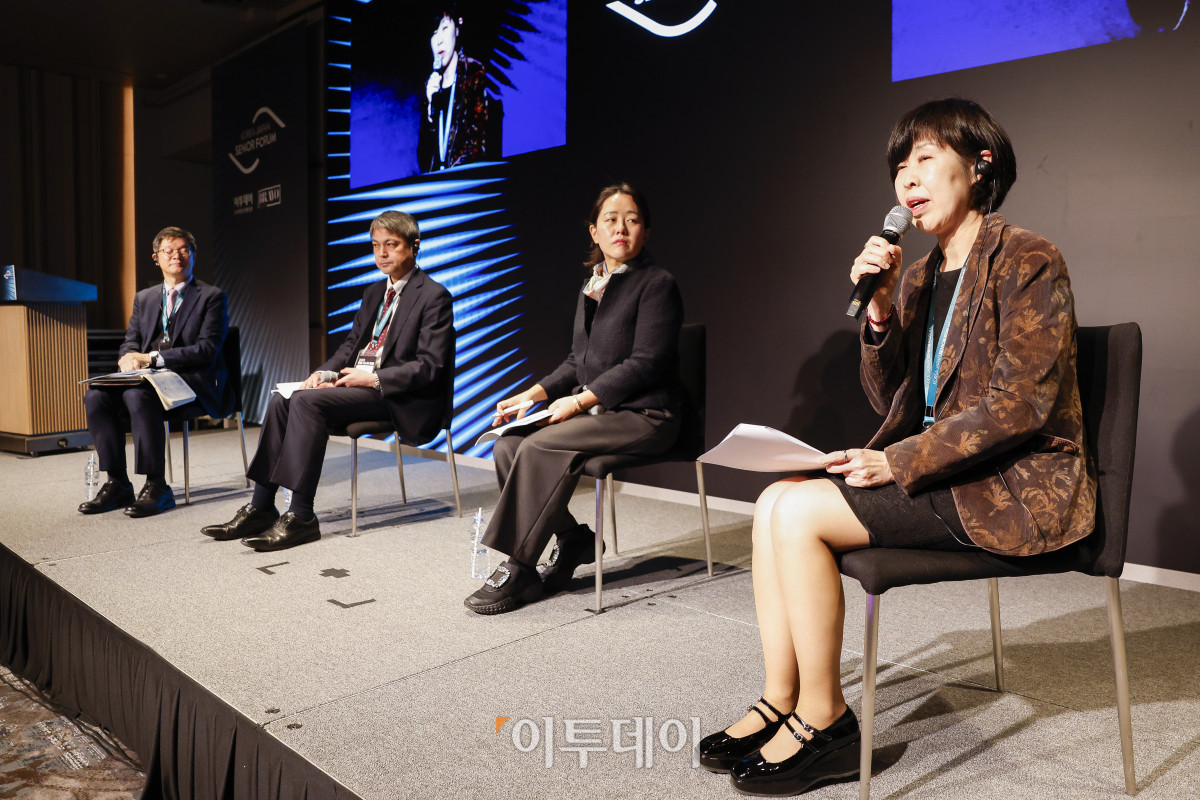 ▲김우선 한국보건산업진흥원 디지털에이징사업팀장이 11일 서울 강남구 웨스틴 서울 파르나스 아틀라스홀에서 열린 2025 한일 시니어 포럼에서 패널토론을 하고 있다. 이투데이가 주최하고 이투데이피앤씨와 브라보마이라이프가 주관하는 한일 시니어포럼은 시니어 이코노미를 핵심 주제로, 양국의 정책적 과제와 산업적 해법을 심도 있게 논의하는 국제 교류의 장으로서 시니어 비즈니스가 미래 성장을 견인하는 주체임을 강조하며, 생태계 활성화를 위한 정책·비즈니스·기술·문화 전반에서 필요한 혁신과 전환점을 모색한다. 조현호 기자 hyunho@