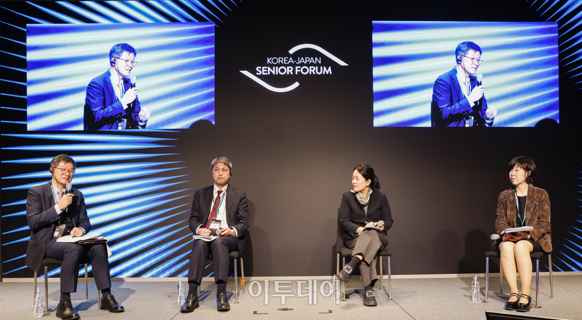▲좌장을 맡은 이기일 서울시립대 도시보건대학원장이 11일 서울 강남구 웨스틴 서울 파르나스 아틀라스홀에서 열린 2025 한일 시니어 포럼에서 패널토론을 진행하고 있다. 이투데이가 주최하고 이투데이피앤씨와 브라보마이라이프가 주관하는 한일 시니어포럼은 시니어 이코노미를 핵심 주제로, 양국의 정책적 과제와 산업적 해법을 심도 있게 논의하는 국제 교류의 장으로서 시니어 비즈니스가 미래 성장을 견인하는 주체임을 강조하며, 생태계 활성화를 위한 정책·비즈니스·기술·문화 전반에서 필요한 혁신과 전환점을 모색한다. 조현호 기자 hyunho@