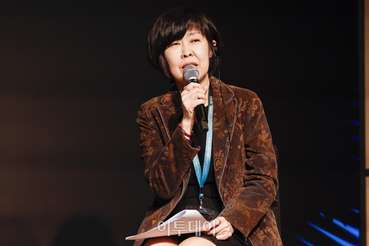 ▲김우선 한국보건산업진흥원 디지털에이징사업팀장이 11일 서울 강남구 웨스틴 서울 파르나스 아틀라스홀에서 열린 2025 한일 시니어 포럼에서 패널토론을 하고 있다. 이투데이가 주최하고 이투데이피앤씨와 브라보마이라이프가 주관하는 한일 시니어포럼은 시니어 이코노미를 핵심 주제로, 양국의 정책적 과제와 산업적 해법을 심도 있게 논의하는 국제 교류의 장으로서 시니어 비즈니스가 미래 성장을 견인하는 주체임을 강조하며, 생태계 활성화를 위한 정책·비즈니스·기술·문화 전반에서 필요한 혁신과 전환점을 모색한다. 조현호 기자 hyunho@