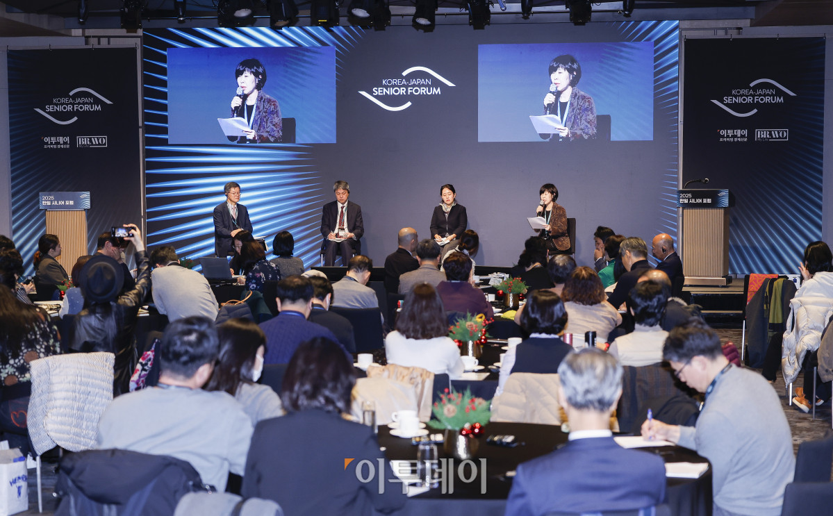 ▲김우선 한국보건산업진흥원 디지털에이징사업팀장이 11일 서울 강남구 웨스틴 서울 파르나스 아틀라스홀에서 열린 2025 한일 시니어 포럼에서 패널토론을 하고 있다. 이투데이가 주최하고 이투데이피앤씨와 브라보마이라이프가 주관하는 한일 시니어포럼은 시니어 이코노미를 핵심 주제로, 양국의 정책적 과제와 산업적 해법을 심도 있게 논의하는 국제 교류의 장으로서 시니어 비즈니스가 미래 성장을 견인하는 주체임을 강조하며, 생태계 활성화를 위한 정책·비즈니스·기술·문화 전반에서 필요한 혁신과 전환점을 모색한다. 조현호 기자 hyunho@