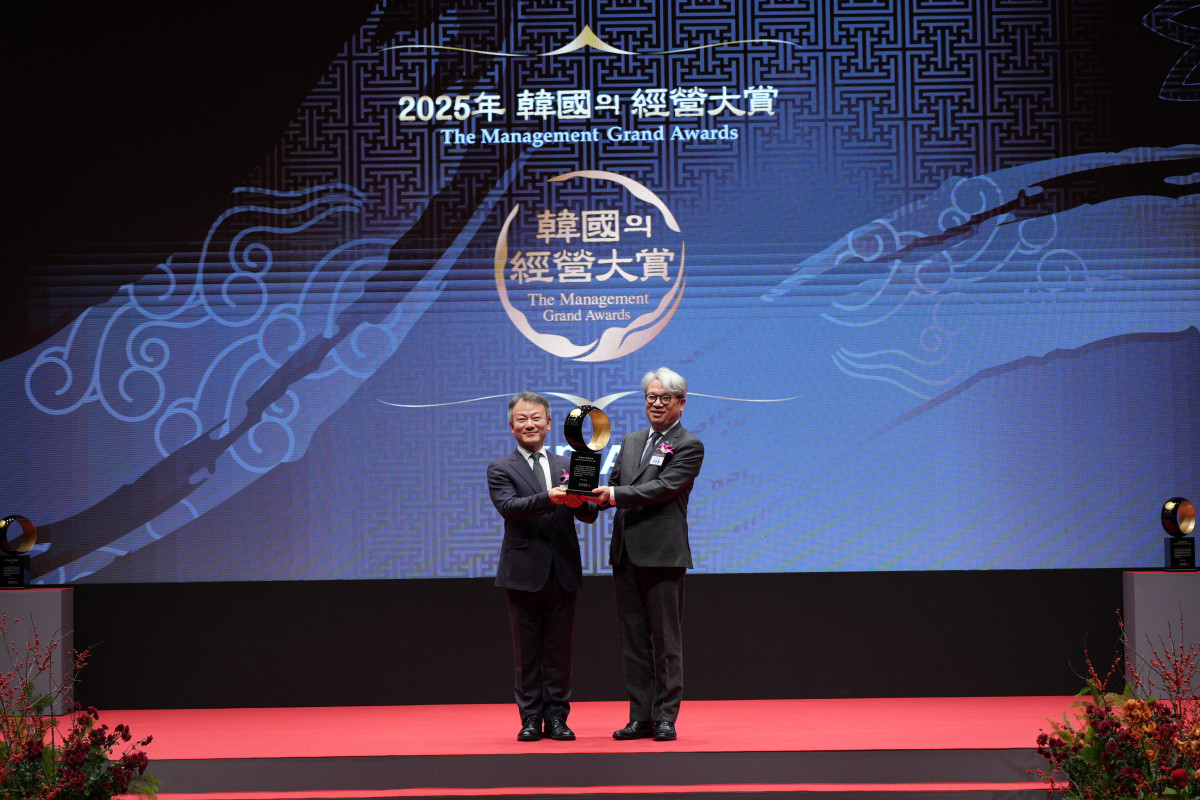 ▲강현정 HUG 혁신성과처장(오른쪽)이 9일 서울 중구 신라호텔에서 열린 ‘2025 한국의 경영대상’에서 ‘Innovative Service of the Year’을 수상한 후 기념 촬영을 하고 있다. (HUG)