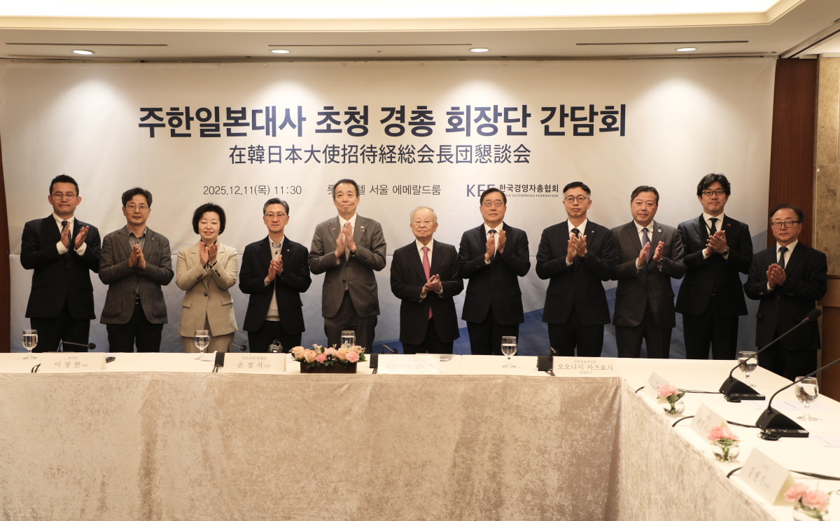 ▲박명석 두산 상무, 서호영 대한항공 전무, 이수미 OCI홀딩스 대표이사, 고정욱 롯데지주 사장,미즈시마 코이치 주한일본대사, 손경식 경총 회장, 이태길 한화 사장, 박장수 LX판토스 부사장,김현기 코오롱 부사장, 오오니시 카즈요시 경제공사, 이동근 경총 상근부회장 (사진제공=경총)