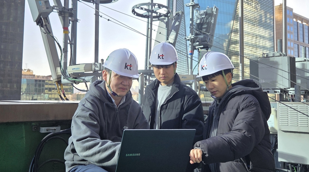 ▲▲ 삼성리서치 차세대통신연구센터와 KT 연구진이 AI 무선망 기반 사용자 맞춤 네트워크 최적화 기술 적용 효과를 확인하고 있다. (사진제공=삼성전자)