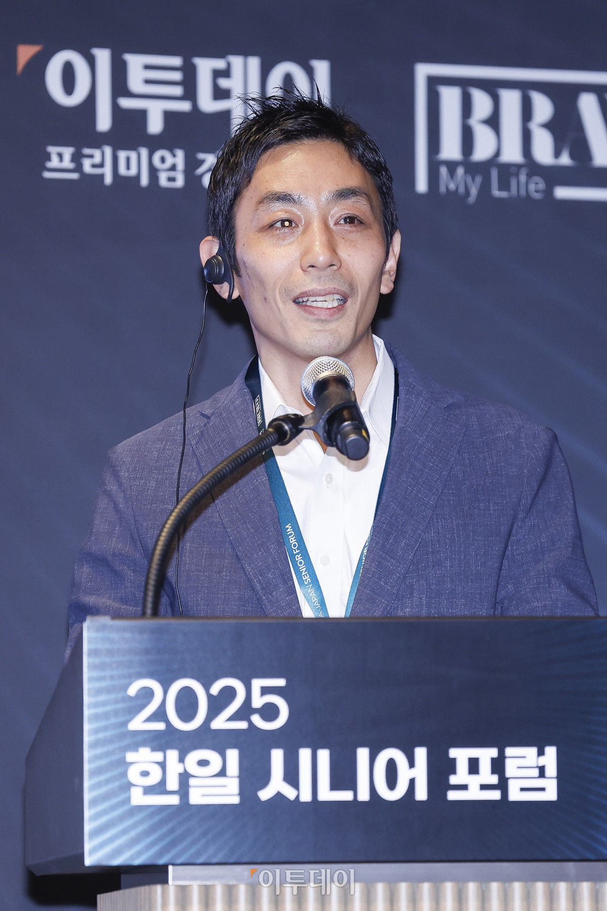 ▲야스이 유우 의료법인사단 호무라 이사장이 11일 서울 강남구 웨스틴 서울 파르나스 아틀라스홀에서 열린 2025 한일 시니어 포럼 세션1 혁신 기술과 커뮤니티 기반 의료·헬스케어 혁신에서 재택 중심 의료 전환과 '집으로 돌아가자 병원'의 도전을 주제로 발표를 하고 있다. 이투데이가 주최하고 이투데이피앤씨와 브라보마이라이프가 주관하는 한일 시니어포럼은 시니어 이코노미를 핵심 주제로, 양국의 정책적 과제와 산업적 해법을 심도 있게 논의하는 국제 교류의 장으로서 시니어 비즈니스가 미래 성장을 견인하는 주체임을 강조하며, 생태계 활성화를 위한 정책·비즈니스·기술·문화 전반에서 필요한 혁신과 전환점을 모색한다. 조현호 기자 hyunho@