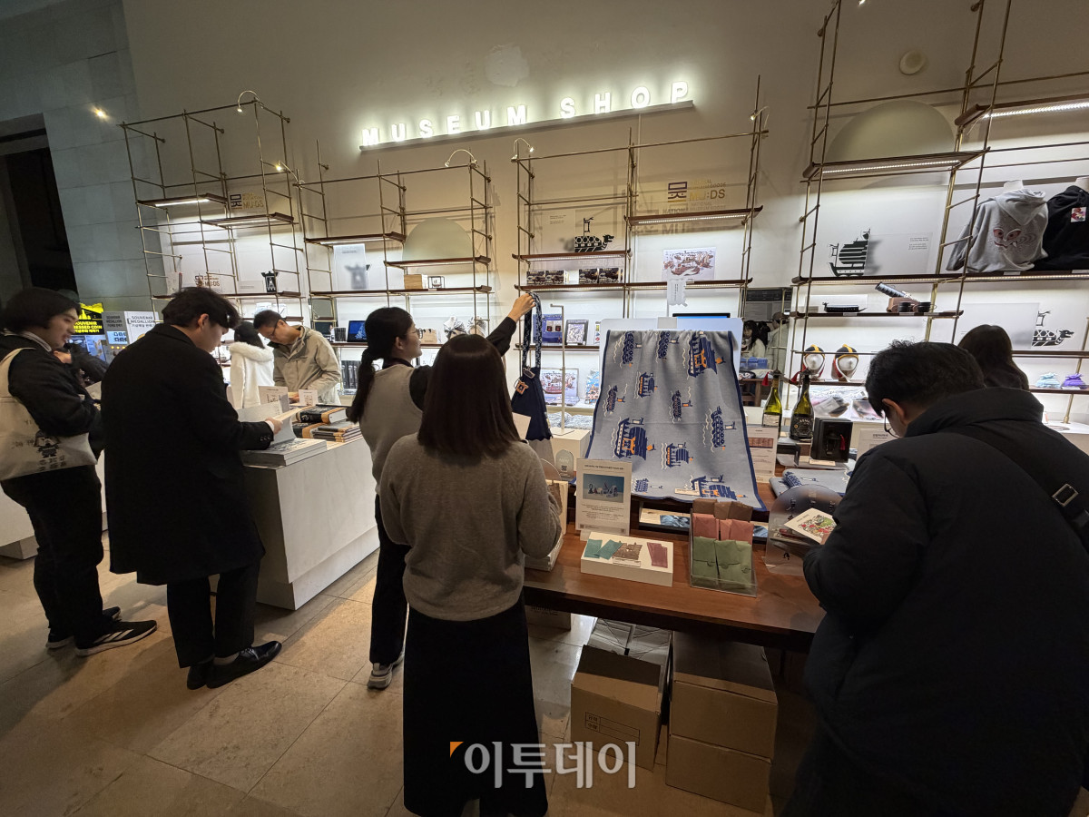 ▲10일 국립중앙박물관에서 진행 중인 '우리들의 이순신' 특별전에서 이순신 관련 굿즈를 구경하고 있는 관람객들의 모습. (송석주 기자 ssp@)